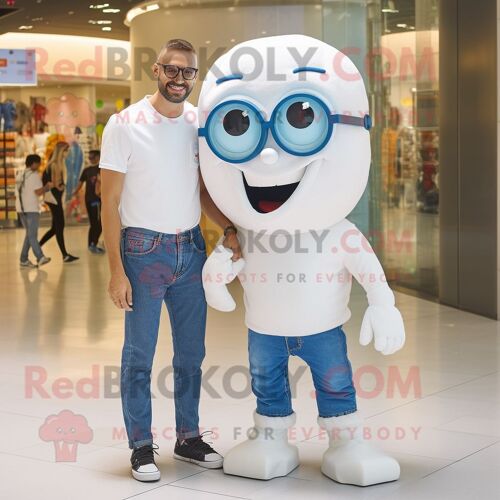 Mascotte Redbrokoly De Personnage De Cyclope Blanc Habillé D'un Jean Boyfriend Et De Lunettes