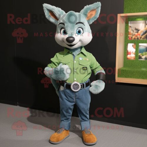 Personnage De Costume De Mascotte Redbrokoly De Renard Vert Habillé D'une Chemise En Jean Et De Montres Connectées