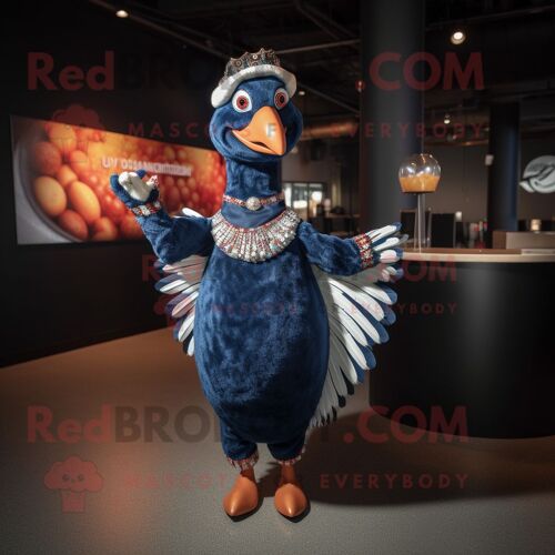 Costume De Mascotte Redbrokoly De Dindon Bleu Marine Habillé D'une Robe De Cocktail Et De Bracelets