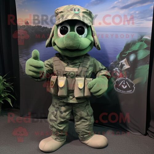 Personnage De Costume De Mascotte Redbrokoly Green Navy Seal Habillé Avec Un Short Cargo Et Des Chapeaux