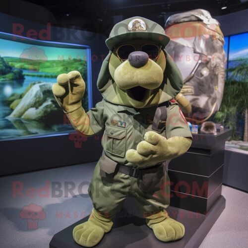 Personnage De Costume De Mascotte Redbrokoly Green Navy Seal Habillé Avec Un Short Cargo Et Des Chapeaux