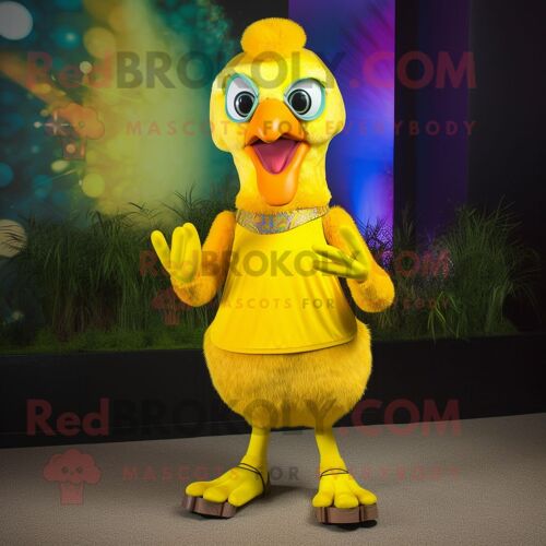 Mascotte Redbrokoly De Personnage De Paon Jaune Habillé D'un Débardeur Et De Bracelets De Cheville