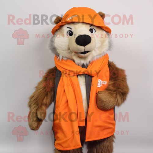 Mascotte Redbrokoly De Personnage De Marmotte Orange Habillée D'une Veste De Moto Et D'une Écharpe À Pinces
