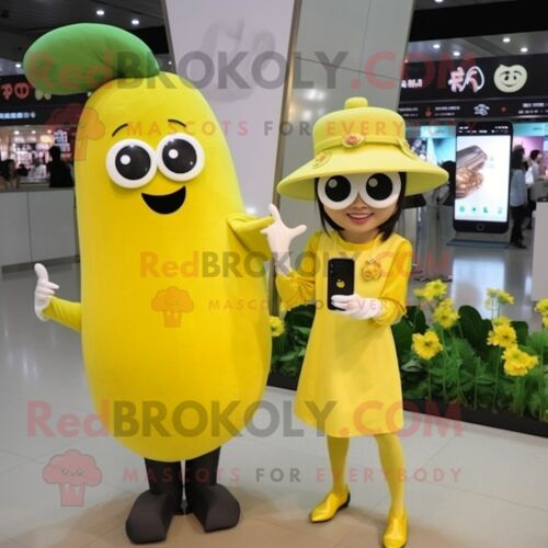 Personnage De Costume De Mascotte Redbrokoly De Radis Jaune Habillé D'une Robe Droite Et De Montres Connectées
