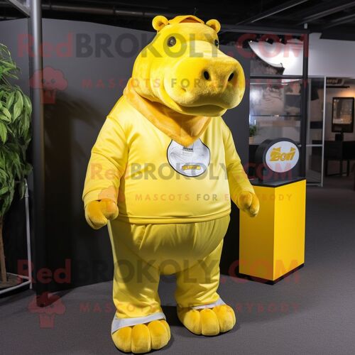 Mascotte Redbrokoly De Personnage D'hippopotame Jaune Citron Habillé D'un Débardeur Et De Repose-Pieds