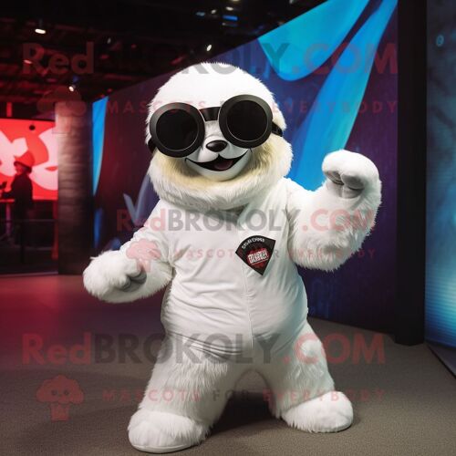 Mascotte Redbrokoly De Personnage De Paresseux Blanc Vêtu D'un Body Et De Lunettes De Soleil