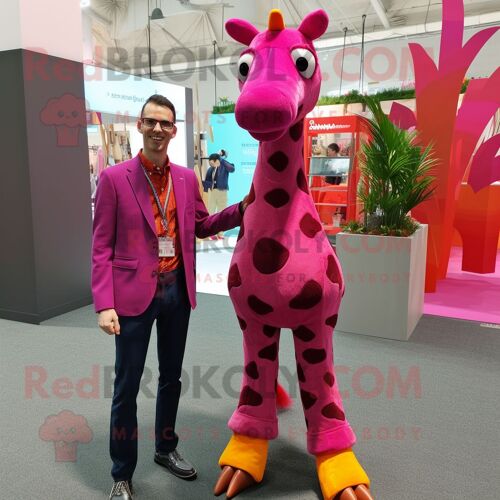 Mascotte Redbrokoly De Personnage De Girafe Magenta Habillée D'un Jean Flare Et De Pochettes