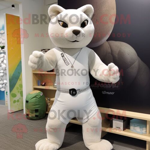 Personnage De Costume De Mascotte Redbrokoly De Jaguarundi Blanc Habillé D'un Pantalon De Yoga Et De Ceintures De Smoking