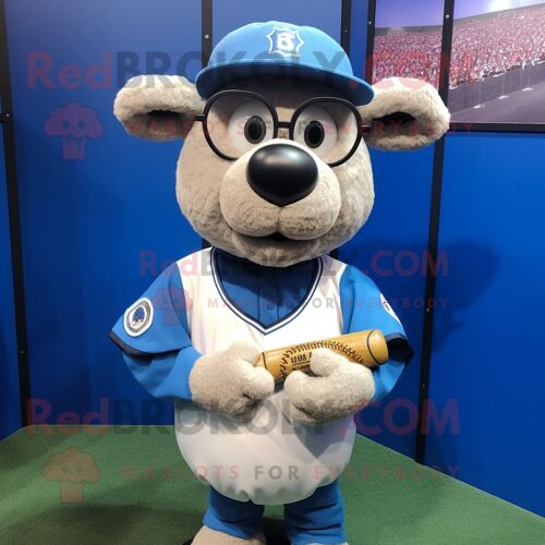 Personnage De Costume De Mascotte Redbrokoly De Mouton Suffolk Bleu Ciel Habillé Avec Un Tee-Shirt De Baseball Et Des Lunettes De Lecture