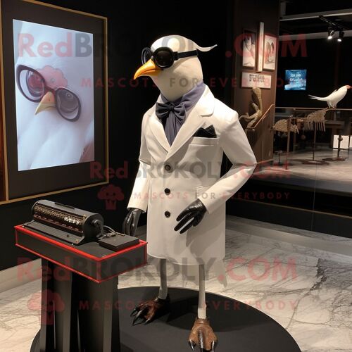 Personnage De Costume De Mascotte Redbrokoly Pigeon Passager Blanc Habillé D'un Smoking Et De Lunettes