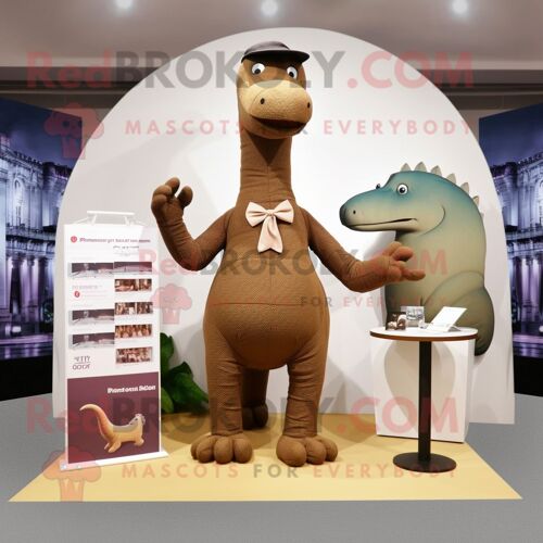 Mascotte Redbrokoly De Personnage De Diplodocus Marron Habillé D'un Bikini Et De Pochettes