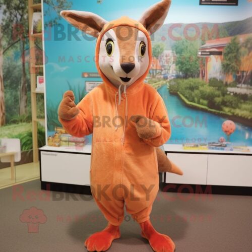 Personnage De Costume De Mascotte Redbrokoly De Kangourou Pêche Vêtu D'un Sweat À Capuche Et D'épingles À Chapeau