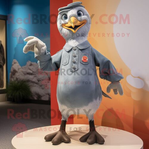 Mascotte Redbrokoly De Personnage En Costume De Mouette Grise Habillée D'un Jean Bootcut Et De Mitaines