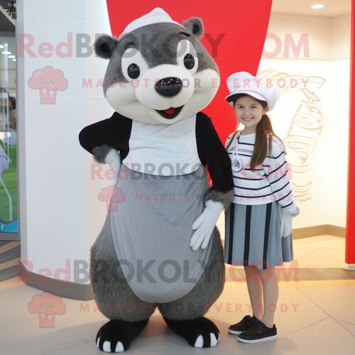 Personnage De Costume De Mascotte Redbrokoly Silver Badger Habillé D'une Jupe Trapèze Et De Bonnets