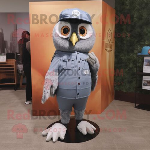 Mascotte Redbrokoly De Personnage De Grey Owl Habillé D'un Jean Bootcut Et De Repose-Pieds
