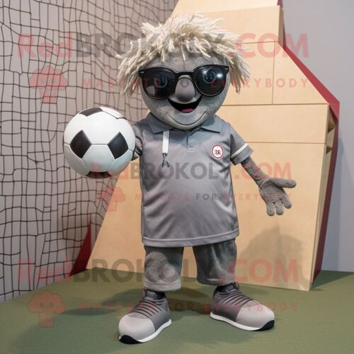 Personnage De Costume De Mascotte Redbrokoly De But De Football Gris Habillé D'un Pantalon En Velours Côtelé Et De Lunettes De Soleil