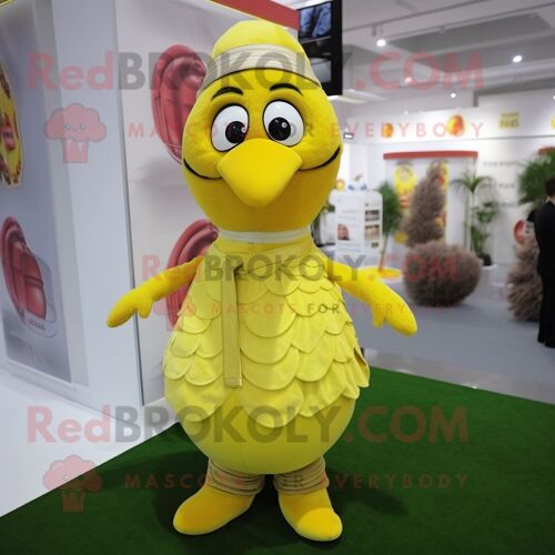 Personnage De Costume De Mascotte Redbrokoly De Dinde Jaune Citron Habillé D'un T-Shirt Et De Ceintures De Smoking
