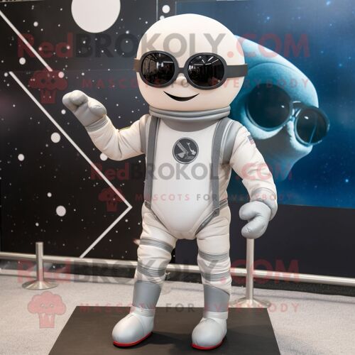 Personnage De Costume De Mascotte Redbrokoly D'astronaute Gris Habillé Avec Des Jambières Et Des Lunettes De Soleil