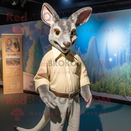 Mascotte Redbrokoly De Personnage De Kangourou Argenté Habillé D'une Chemise En Popeline Et D'épingles À Cheveux