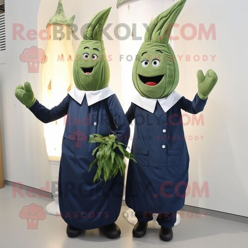 Personnage De Costume De Mascotte Redbrokoly D'asperges Bleu Marine Habillé D'une Robe Midi Et De Ceintures De Smoking