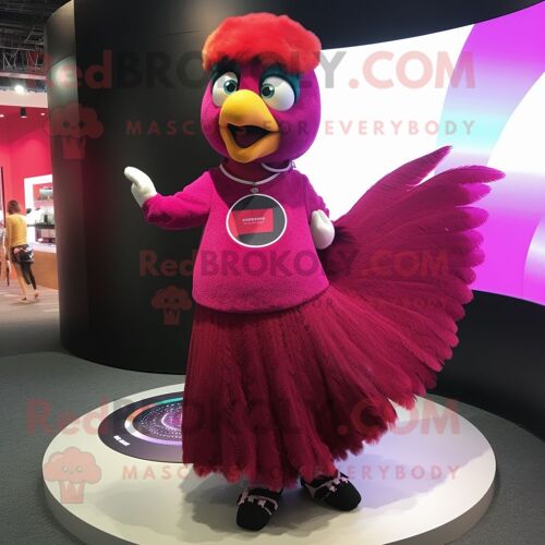 Personnage De Costume De Mascotte Redbrokoly De Paon Magenta Habillé D'une Jupe Circulaire Et De Bonnets