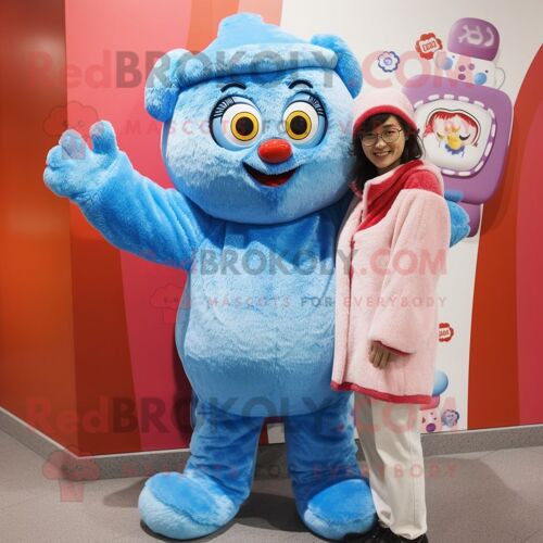 Costume De Mascotte Redbrokoly Candy Habillé Avec Un Jean Boyfriend Et Des Mitaines