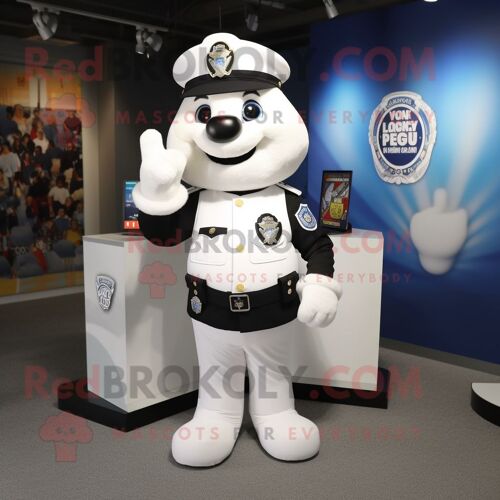 Personnage De Costume De Mascotte Redbrokoly De Policier Blanc Vêtu D'un T-Shirt Et D'épinglettes