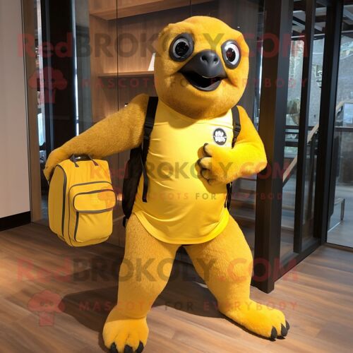 Personnage De Costume De Mascotte Redbrokoly De Paresseux Géant Jaune Habillé D'un Short De Course Et De Sacs Fourre-Tout