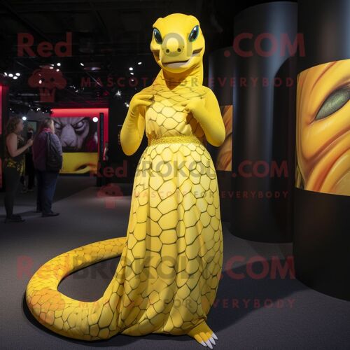 Mascotte Redbrokoly De Personnage D'anaconda Jaune Habillé D'une Robe Maxi Et De Repose-Pieds