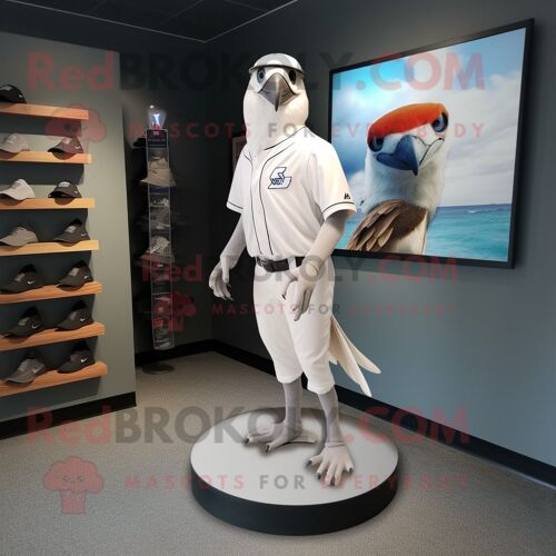 Personnage De Costume De Mascotte Redbrokoly De Faucon Blanc Habillé D'un Tee-Shirt De Baseball Et De Pinces À Chaussures