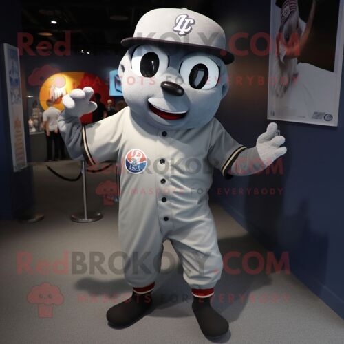 Personnage De Costume De Mascotte Redbrokoly Grey Ghost Habillé D'un Tee-Shirt De Baseball Et De Casquettes