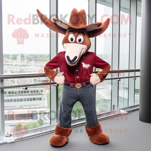 Mascotte Redbrokoly De Personnage De Gazelle Marron Vêtue D'un Jean Évasé Et D'épingles À Chapeau