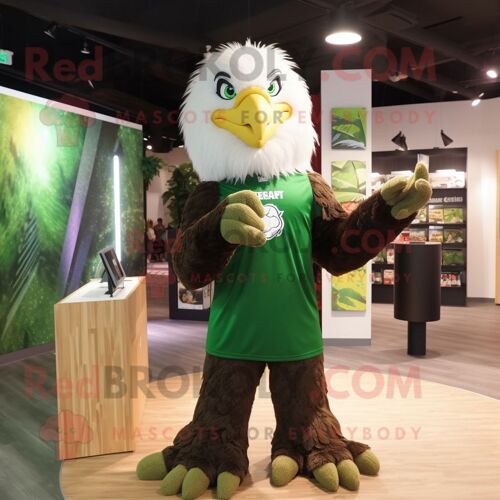 Personnage De Costume De Mascotte Redbrokoly D'aigle Vert Forêt Habillé D'un T-Shirt Et De Boucles D'oreilles