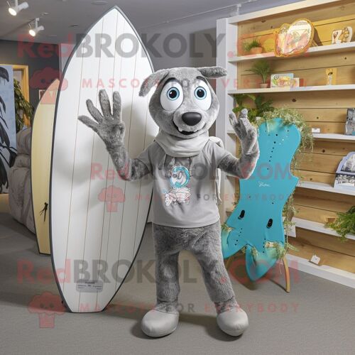 Personnage De Costume De Mascotte Redbrokoly De Planche De Surf Argenté Habillé D'une Salopette Et De Sacs Fourre-Tout