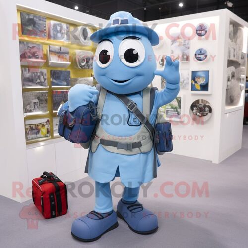 Personnage De Costume De Mascotte Redbrokoly De Caméra Bleu Ciel Habillé D'une Chemise Oxford Et De Sacs À Dos
