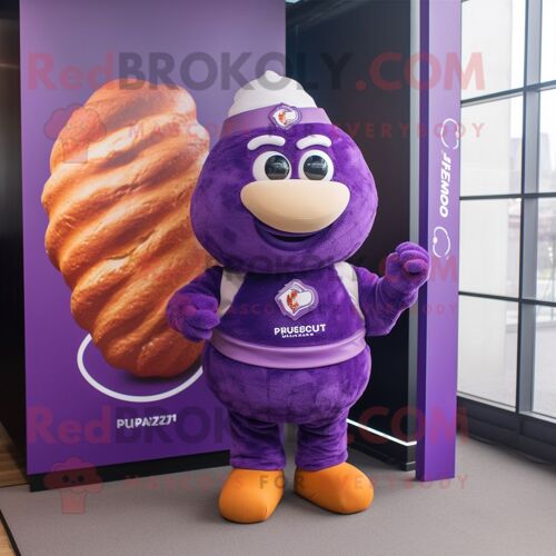 Personnage De Costume De Mascotte Redbrokoly Croissant Violet Habillé D'un T-Shirt Polo Et De Broches