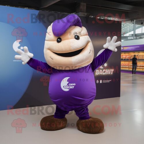 Personnage De Costume De Mascotte Redbrokoly Croissant Violet Habillé D'un T-Shirt Polo Et De Broches