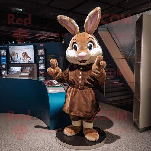 Mascotte Redbrokoly De Personnage De Lapin Marron Habillé D'une Mini Robe Et De Gants