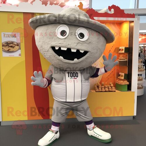 Mascotte Redbrokoly De Personnage De Tacos Gris Habillé D'un Maillot De Rugby Et De Lacets