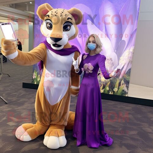 Personnage De Costume De Mascotte Redbrokoly De Lion De Montagne Lavande Vêtu D'une Robe De Soirée Et De Montres Intelligentes