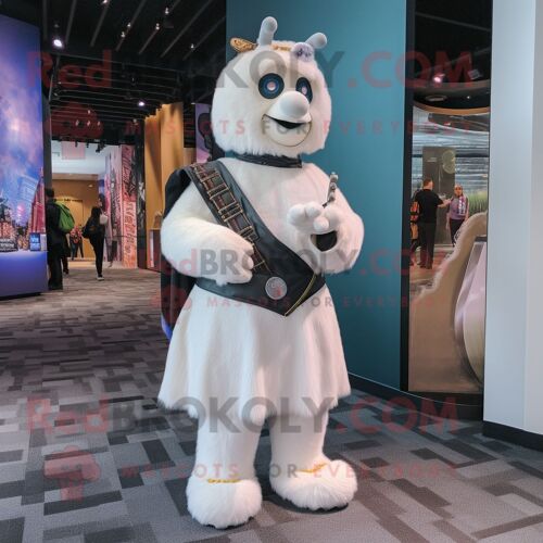 Personnage De Costume De Mascotte Redbrokoly De Cornemuse Blanche Habillé D'une Robe Droite Et De Bretelles