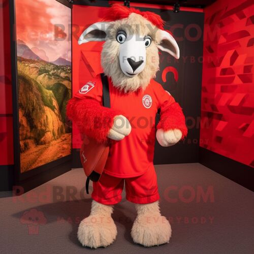 Personnage De Costume De Mascotte Redbrokoly De Chèvre Angora Rouge Habillé D'un Maillot De Rugby Et De Sacs Messenger