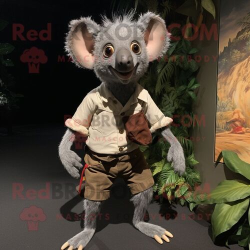 Mascotte Redbrokoly De Personnage Gris Aye-Aye Habillé D'une Barboteuse Et De Ceintures