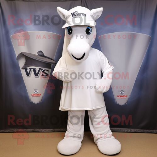 Personnage De Costume De Mascotte Redbrokoly De Jument Blanche Habillé D'un T-Shirt À Col En V Et De Casquettes