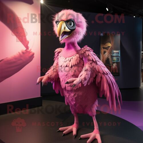 Personnage De Costume De Mascotte Redbrokoly De Vautour Rose Vêtu D'une Robe De Soirée Et De Pinces À Cheveux