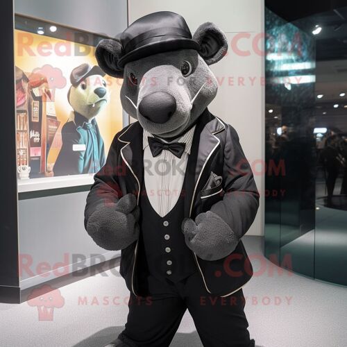 Mascotte Redbrokoly De Personnage De Tapir Noir Habillé D'un Blazer Et De Bérets