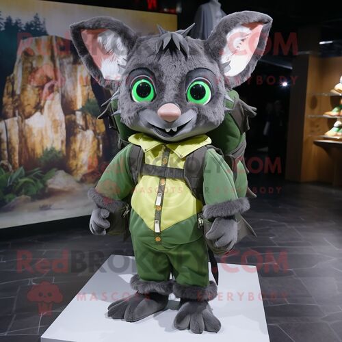 Personnage De Costume De Mascotte Redbrokoly De Chauve-Souris Verte De Forêt Habillé D'un Chemisier Et De Sacs À Dos