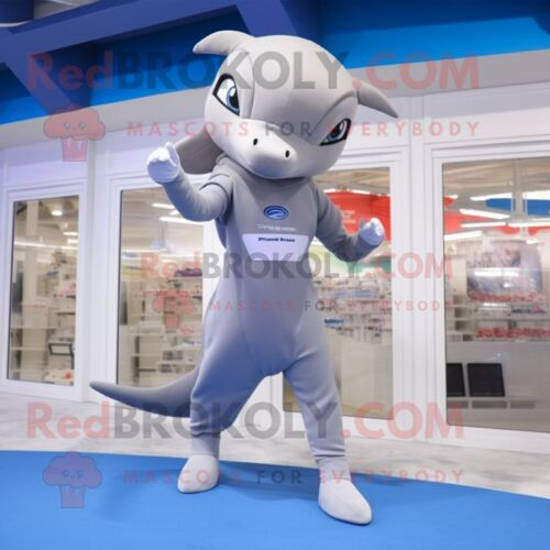 Personnage De Costume De Mascotte Redbrokoly De Dauphin Argenté Habillé D'un Maillot De Bain Une Pièce Et De Bracelets De Cheville