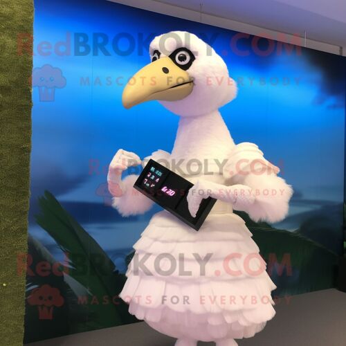 Mascotte Redbrokoly De Personnage Dodo Bird Blanc Habillé D'une Robe Midi Et De Montres Digitales