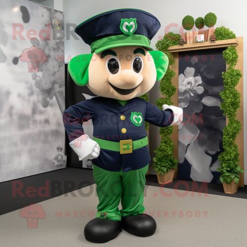 Personnage De Costume De Mascotte Redbrokoly De Trèfle À Quatre Feuilles Bleu Marine Habillé D'un Jogging Et De Bretelles